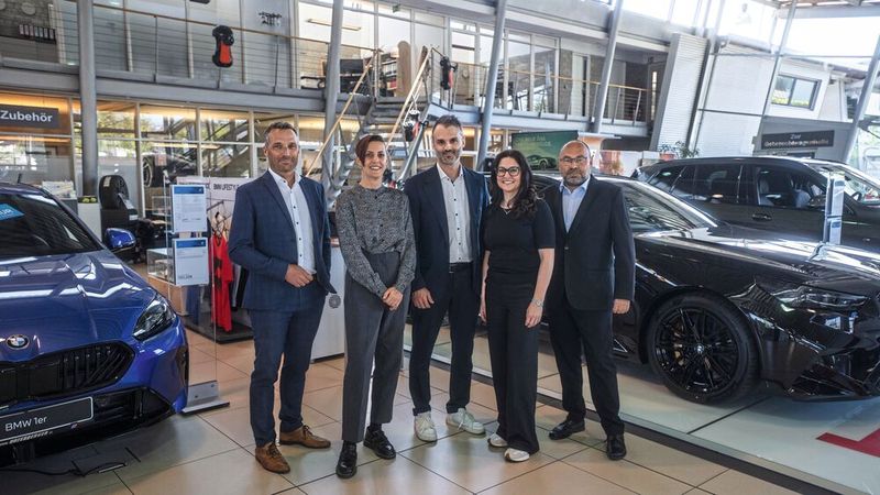 CRM-Managerin Martina Reber (2.v.l.) trieb das Projekt digitale Datenschutzeinwilligung voran. Tatkräftig unterstützt wurde sie von (v.l.) Robert Seebacher (Betriebsleiter Rosenheim),  Wolfgang Baumann (Leiter Aftersales), Sonja Nowak (Marketing/Datenschutz Deutschland)  und Michael Wottke (Vertriebsleiter Deutschland). (Bild: Jonas Blank)