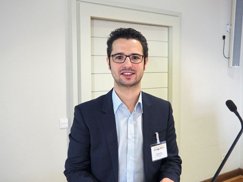 Steffen Hau, Uni Saarland, entwickelte einen innovativen Antrieb für einen Rüttelförderer, derauf dielektrischen Elastomeren basiert. (Bild: Mühlenkamp)