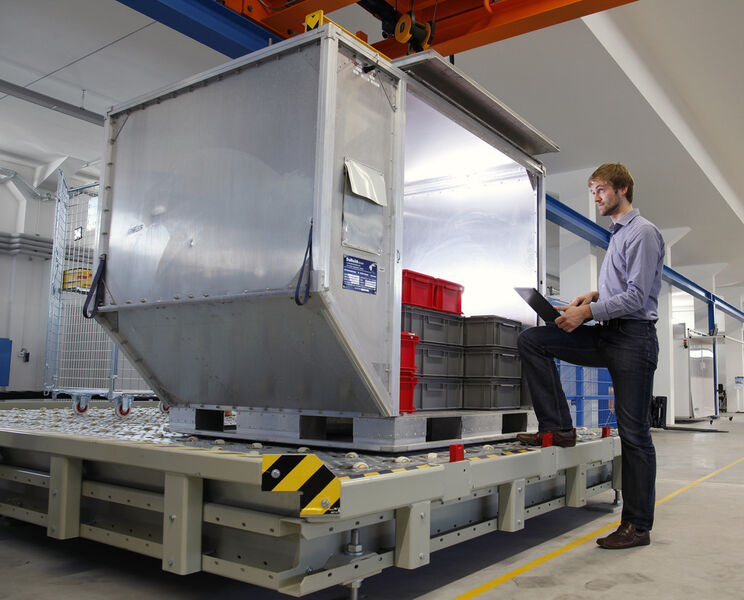 Die Forscher des Fraunhofer IFF haben ein System zur automatisierten Volumenbestimmung von Frachtgut entwickelt. Die Technik könnte auch in Luftfrachtcontainern eingesetzt werden. (Bild: Dirk Mahler/Fraunhofer IFF)