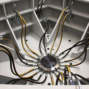 Der gesteuerte Drehverteiler des Rundtischs verfügt über fünf Ölleitungen, der Öldruck beträgt 250 bar.(Bild:  Itasse)