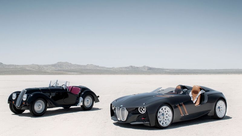 Der BMW 328 als sportliches Dreamcar aus den 1930ern trifft das BMW 328 Hommage Concept Car von 2011. (Bild: BMW)