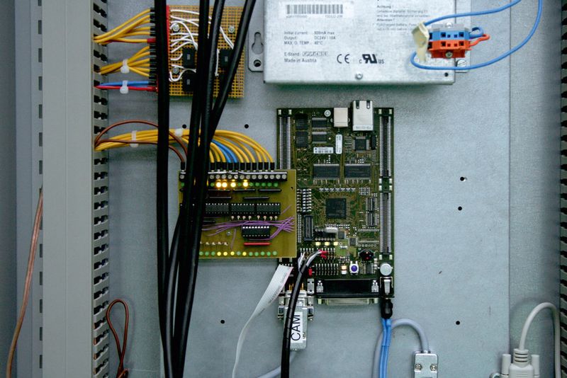 Die Koordination des Gesamtablaufs übernimmt eine mikrocontrollerbasierte Steuerung. Die Studenten sollten hier mit einer industrietypischen Hardware arbeiten, die sich auch später in der Praxis wiederfinden. (SEW)