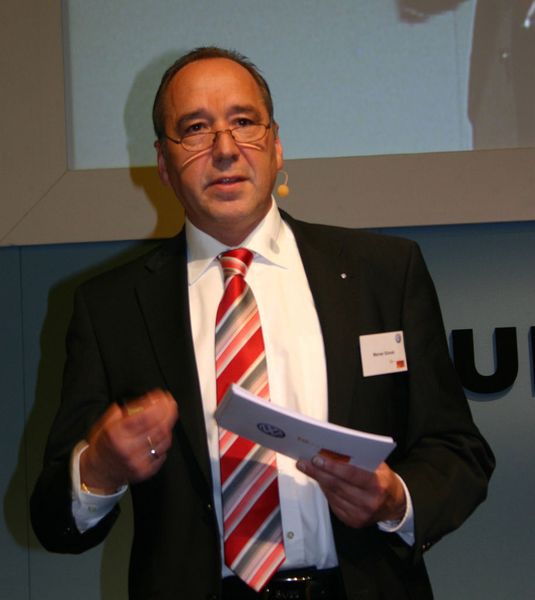 Zurück an die Arbeit: Werner Günzel, Leiter Ressort Service Organisationsentwicklung bei VW, stellte das Konzept der Personalvermittlungsagentur vor. (Archiv: Vogel Business Media)