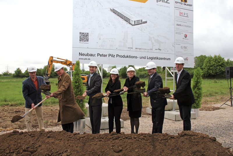 Betriebsrat Martin Schnaithmann, Bauunternehmer Reinhardt Quast, Produktionsdirektor Dirk Sonder, geschäftsführende Gesellschafterin Susanne Kunschert, Vorsitzende der Geschäftsführung Renate Pilz, geschäftsführender Gesellschafter Thomas Pilz und der Oberbürgermeister von Ostfildern, Christof Bolay, (v.l.n.r.) beim ersten Spatenstich. (Bild: Reinhold Schäfer)
