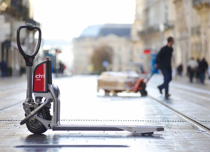 Der unter 100 kg leichte Citi-Truck ist eine neue Modellklasse, angesiedelt zwischen einem klassischen, rein manuell betriebenen Handgabelhubwagen und einem elektrischen Niederhubwagen. Bild: Linde-MH (Archiv: Vogel Business Media)