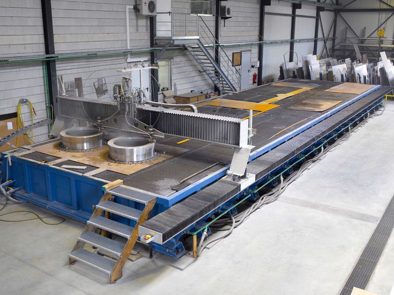 Aquatec betreibt zwei der grössten Wasserstrahlanlagen Deutschlands mit Schneidtischabmessungen von 16 000 x 4000 mm. (Klaus Vollrath)