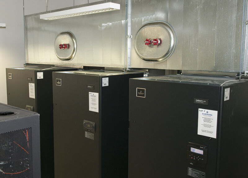 Die direkte freie Kühlung, die an über 300 Tagen im Jahr jede zusätzliche Kühlung überflüssig macht, wurde mit dem Kühltechnik-Spezialisten Emerson Network Power als Subunternehmer umgesetzt. (Quelle: BIBB)