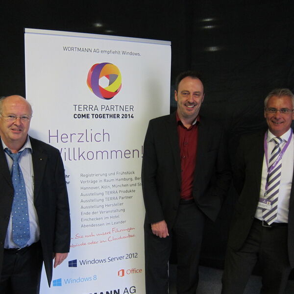 Die Gesellschafter (v. l.) Siegbert Wortmann und Tom Knicker sowie Vertriebsleiter Andreas Bökemeyer begrüßen ihre Terra-Partner. (IT BUSINESS)