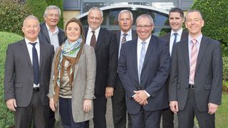 Das Team feiert die Fusion zwischen MDP und Maxon Motor. (Bild: Emmanuel Foudrot/Reuters)