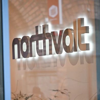 Wie sich glücklicherweise jetzt herausgestellt hat, konnte der Bund von den vielen Millionen Steuergeldern, die an den insolventen Batteriehersteller Northvolt gegangen sind, ein gutes Stück zurückholen ... (Bild: Northvolt)