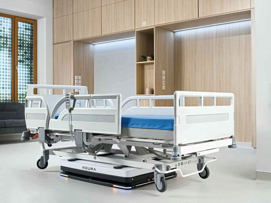 Neura Robotics bringt Physical AI ins Gesundheitswesen und vernetzt Roboter, Sensoren und KI über das offene Neuraverse-Ökosystem.(Bild:  Neura Robotics)