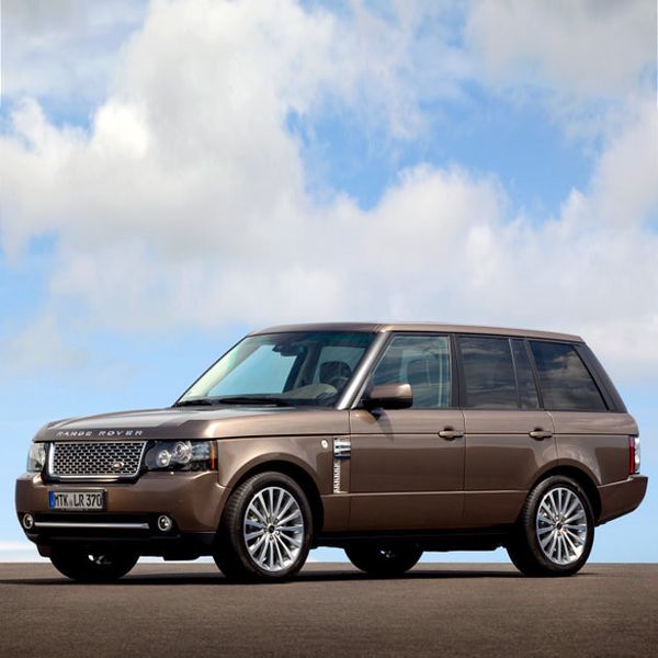 Das Sondermodell Westminster ist nur für den deutschen Markt verfügbar. Er hebt sich von anderen Modellen unter anderem mit Stoßfänger. und Nebelscheinwerfereinfassungen im Titan-Finish ab. Außerdem ... (Land Rover)