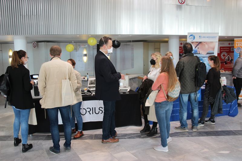 Die Besucher schätzten das persönliche Gespräch mit den Außendienstmitarbeitern der Laborgeräte-Hersteller.  Infos zu den kommenden LAB-SUPPLY-Messen finden Sie auf www.lab-supply.info.  (LABORPRAXIS, C. Lüttmann)