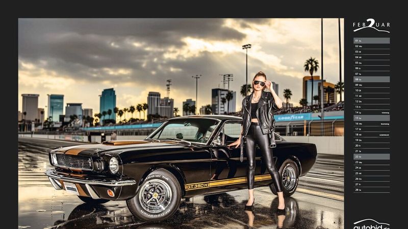 Die Motive sind eine Kombination aus echten Fotos (Auto mit Model) und KI-generiertem Umfeld. (Bild: Auktion & Markt)