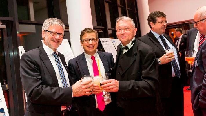 Ralf Schneider und Martin Kandziora (Rittal) mit Fachredakteur Gerd Kucera (v.l.n.r) (Fotograf/Copyright: Stefan Bausewein/Vogel Business Media)