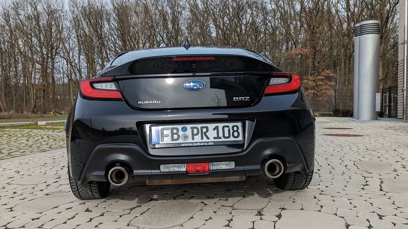 Wer möglichst vielen anderen Verkehrsteilnehmern, insbesondere auf der Autobahn, diese Ansicht seines BRZ zeigen möchte, muss ordentlich das perfekt schaltbare 6-Gang-Getriebe bemühen und darf sich nicht scheuen, den Motor richtig drehen zu lassen. Eine Auf-/Anforderung, der dieser nur zu gerne nachkommt. Das 2,4-Liter-Boxeraggregat leistet 172 kW (234 PS) bei 7.000/min, und das maximale Drehmoment von 250 Nm liegt bei 3.700/min an. Allerdings auch typisch Subaru-Boxer: Besonders sparsam ist er nicht. Im Schnitt verbrauchten wir 9,5 Liter Super-Plus (auch ausnahmsweise darf man kein Super tanken!) – der Hersteller gibt 8,8 l/100 km an. Maximal wird man mit dem Wagen 226 km/h schnell, ein enttäuschender Wert. (Bild: Dominsky – VCG)