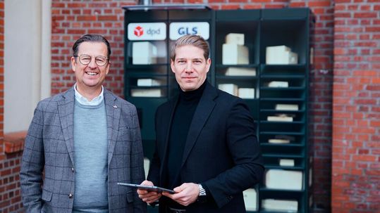 Michael Knaupe, Chief Customer Experience & Business Development Officer bei DPD Deutschland (l.), und Jascha Waffender, Director Out of Home GLS Germany, haben ein Update zu ihrer anbieterübergreifenden Zusammenarbeit gegeben: Inzwischen sind 150 Paketstationen gemeinsam nutzbar.(Bild:  GLS)