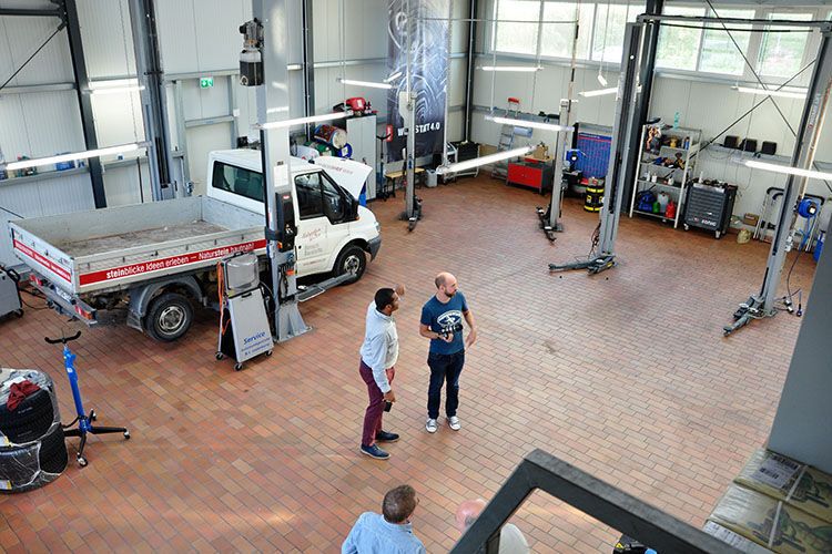 Die Werkstatt überzeugte mit aktueller Technik und einem sauberen Erscheinungsbild. (Schreiner / »kfz-betrieb«)