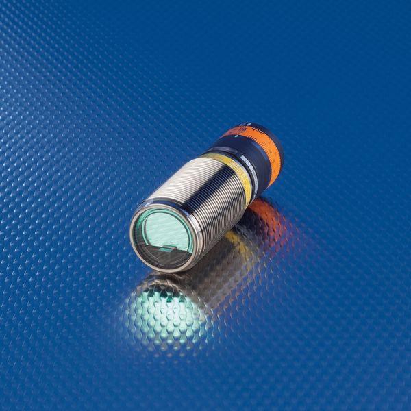 Sensor mit Easy-Turn – optischer Sensor mit Lichtlaufzeitmessung. Der Schaltabstand lässt sich einfach per Stellring einstellen. (Bild: ifm electronic)