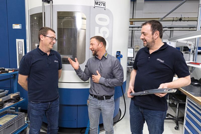 A successful collaboration: Ronny Buchholz in conversation with Horn technician Thomas Kisch and Walther machine operator David Engel. (Image:Horn/Sauermann)