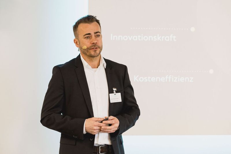 Andy Buchmann von Cosmo Consult merkte in seinem Vortrag an, dass das Qualitätsmanagement und der Validierungsbereich noch weitgehend entkoppelt von anderen Prozessen ablaufen. Die volle Digitalisierung sei hier noch nicht gewünscht. Cloud Computing ermögliche grenz- und zeitübergreifendes Arbeiten. (Bild: Stefan Bausewein)