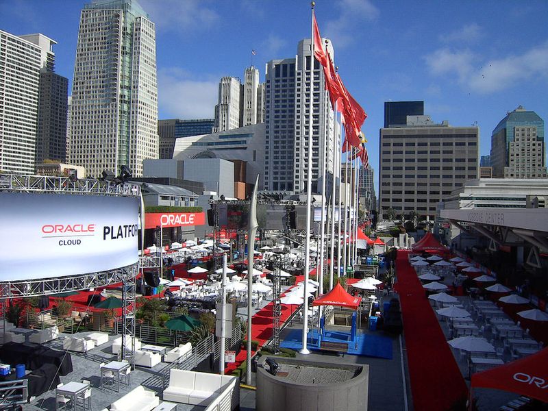 Für die „Oracle World“ wurden in San Francisco auch Hauptstraßen gesperrt und rote Teppiche für die Besucher ausgerollt.  (Bild: Kriemhilde Klippstätter)