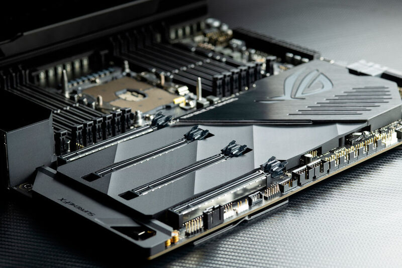 Das Asus ROG Dominus Extreme ist das erste Mainboard für den Intel Xeon W-3175X.  (Asus)