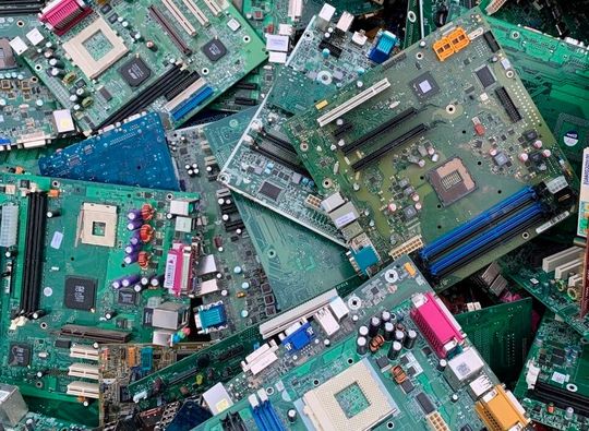 Elektronikschrott ist eigentlich zu schade, um entsorgt zu werden. Aber die Vereinzelung der Bauelemente ist zeitaufwendig und damit teuer. Damit sich das besser lohnt, haben US-Forscher eine Möglichkeit entwickelt, wie man die Elektronikbauteile relativ leicht wieder nutzen kann.(Bild:  A. Dolbertinger)