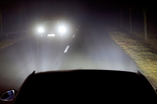 Herkömmliches Fernlicht blendet entgegenkommende Fahrzeuge.  (Foto: Opel)
