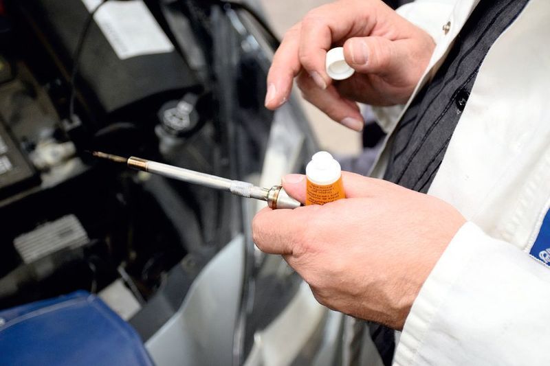 Spezielles Montagefett verhindert ein Festbacken der Glühkerze. (Rosenow / »kfz-betrieb«)