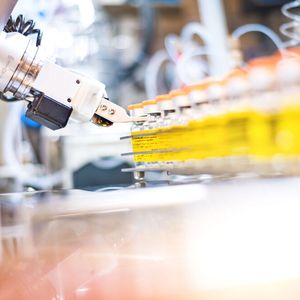 Hochautomatisierte, robotergestützte Abfüllung der Radiopharmaka bei der Rotop Radiopharmacy in Dresden-Rossendorf.