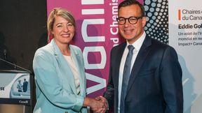 Mélanie Joly, Ministerin für Industrie und zuständig für die Wirtschaftsentwicklung in Quebec (links) und Guido Skudlarek, Leiter der Business Line Health Care bei Evonik (rechts) haben das Investment am 27. August an der Universität von British Columbia in Vancouver, Kanada, verkündet. (Bild: Evonik)