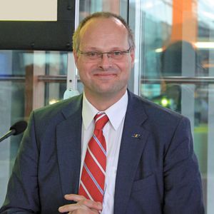 Dr. Olaf Munkelt, Vorsitzender des VDMA Industrielle Bildverarbeitung sagte anlässlich einer Pressekonferenz auf der Vision: "Trotz makroökonomischer Unsicherheiten wird der Branchenumsatz 2013 den bisherigen Spitzenwert von 1,5 Mrd. Euro erreichen."