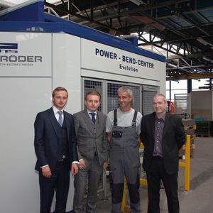 Zufrieden mit der Biegelösung: Sebastian und Matthias Schröder (Geschäftsführer der Schröder Maschinenbau GmbH), USM-Mitarbeiter Peter Bigler, Leiter Blechbearbeitung, und André Gerber, COO.
