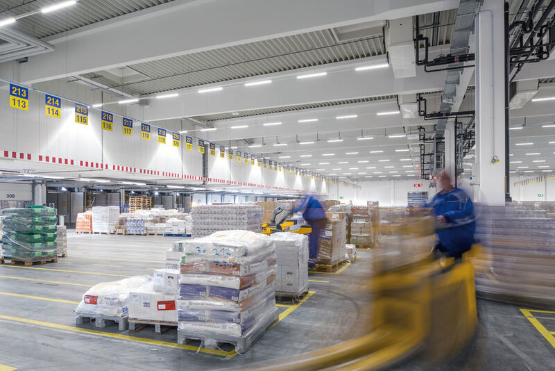 Optimal ausgestattete Logistik- und Lagerhallen bilden die Voraussetzung für Wirtschaftlichkeit und Effizienz. (Trilux)