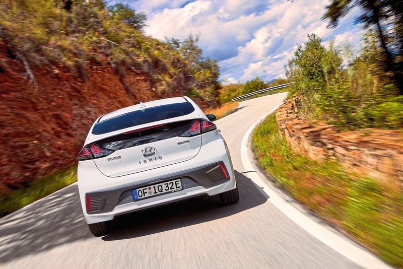 Laut Datenblatt schafft er künftig nach WLTP 294 Kilometer, die Leistung liegt bei 100 kW/136 PS. (Hyundai)