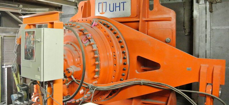 Die Uvån Hagfors Teknologi AB setzt in der Konverterveredelung robuste Hägglunds Direktantriebslösungen ein. (Bild:  Uvån Hagfors Teknologi AB)