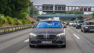 Bei einem Grenzübertritt müssen selbstfahrende Autos nicht nur Beschilderungen und Markierungen fehlerfrei erkennen und Verkehrsregeln einhalten. (Bild: Mercedes)