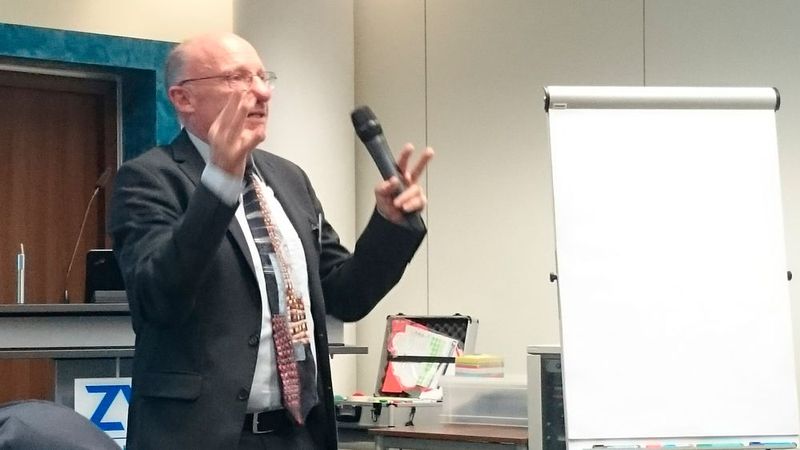 Prof. Ulrich Epple, RWTH Aachen, referierte über das Projekt openAAS – Gemeinsam die Verwaltungsschale gestalten. (Bild: Sariana Kunze/elektrotechnik)