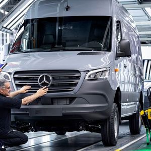 Bei der Produktion im Werk Düsseldorf erschnüffelt ein Roboter-Hund Leckage im Druckluftsystem.(Bild:  Mercedes-Benz)