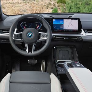 Das Cockpit des BMW X2 ist künftig digital. Der Dreh- und Drücksteller (iDrive) hat hier ebenfalls ausgedient.(Bild:  BMW)
