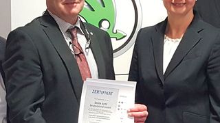 Jürgen Adams, Leiter Monitoring & Training bei Skoda, nahm das Zertifikat von ZDK-Geschäftsführerin Birgit Behrens entgegen. (Skoda)