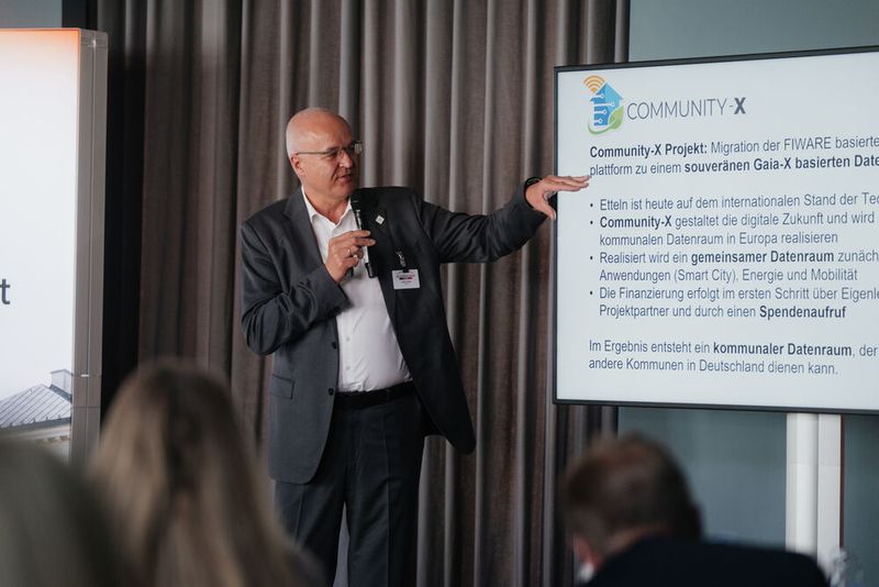 Ulrich Ahle (Ortsvorsteher von Etteln, CEO Gaia-X) verblüffte mit der Geschichte des digitalsten Dorfs Etteln. (Bild: Manuel Emme Fotografie)