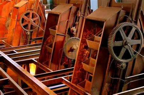 Viele einst teure Systeme und Produkte aus nicht veredeltem Stahl rosten irgendwann soweit, dass sie unbrauchbar sind. Wissenschaftler des Max-Planck-Instituts für Eisenforschung entwickeln nun aber ein KI-basiertes, maschinelles Lernmodell, um neue Legierungen zu schaffen.(Bild:  Oxidus)