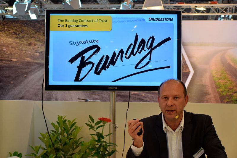 Managing Director Michäel Codron von Bridgestone erklärte die Vorteile der Runderneuerung von Lkw-Reifen für die Umwelt und Betriebskosten. (Ottmar Holz)