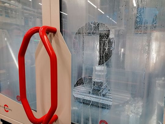 Hahn+Kolb hat zwei zeitsparende Produkte ins Portfolio aufgenommen. Dazu gehört ein wassermischbarer Kühlschmierstoff, der zum Beispiel Aluminiumwerkstücke fleckenfrei hält und diese Folie hier, die durch einen Abperleffekt den freien Blick in die Fräsmaschine erlaubt.(Bild:  Hahn+Kolb)