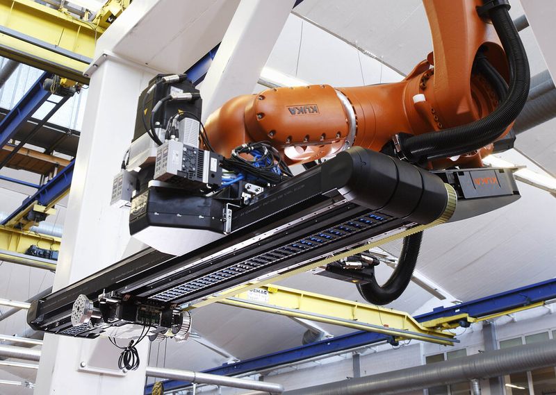 Gewinner des Goldenen Vectors 2012: Der Kuka Cobra. An dem Roboterarm kommt eine spezielle neue Kettenführungsvariante der Serie E6 zum Einsatz, um den Aufbau so kompakt wie möglich zu gestalten. (Bild: Igus)