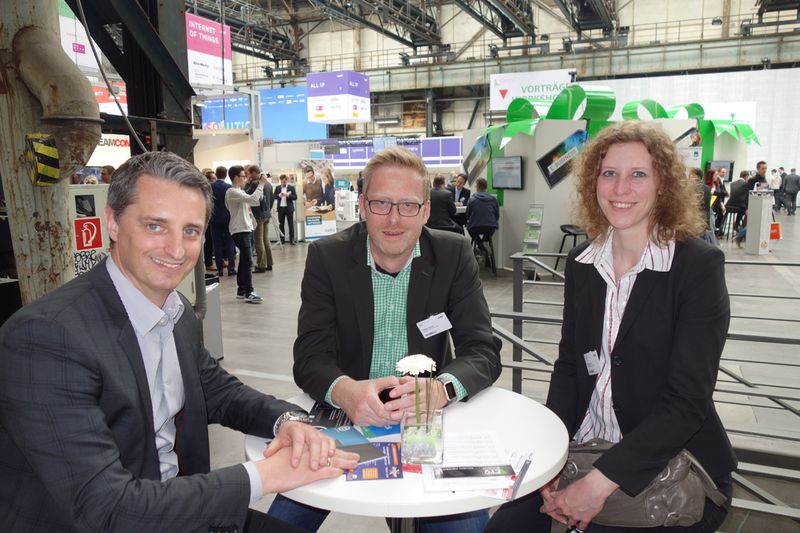 Mit neuer Visitenkarte, Christian Schrörs, G-Technology, mit Holger Haase und Nadine Ploß, EP Handel. (Bild: IT-BUSINESS)
