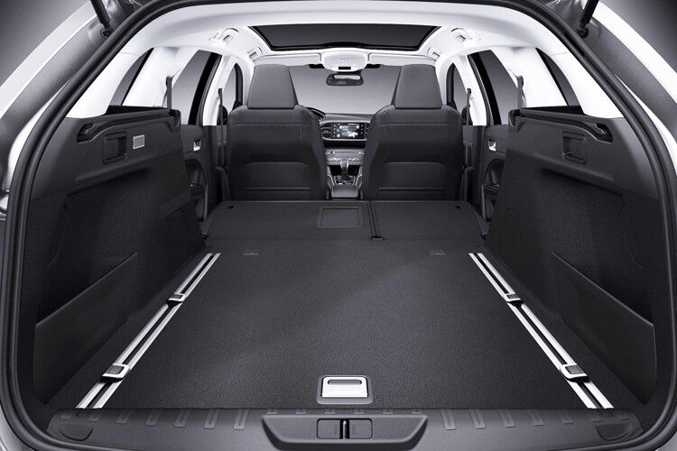 Mit einem Handgriff kann die geteilte Rückbank vom Kofferraum aus umgeklappt werden. (Foto: Peugeot)