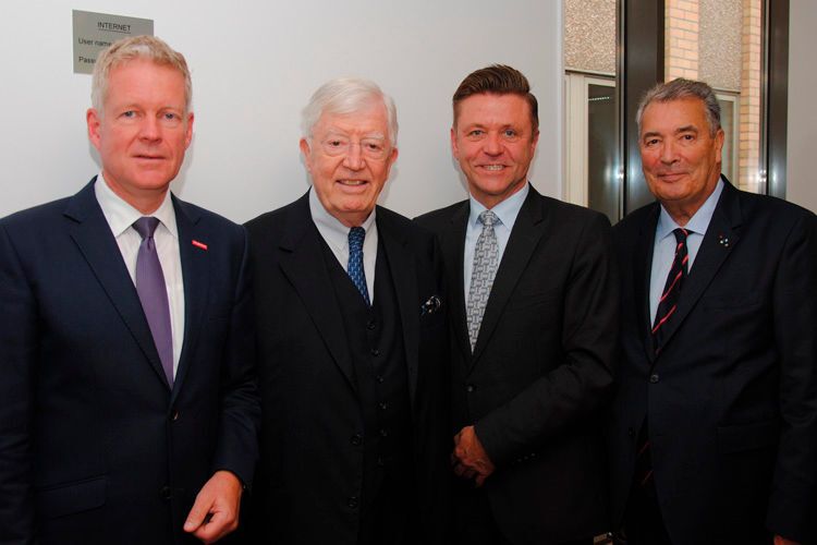 Eröffneten gemeinsam das Büro: (v.li.) ZDH-Generalsekretär Holger Schwannecke, ZDK-Ehrenpräsident Robert Rademacher, ZDK-Vizepräsident Wilhelm Hülsdonk und Cecra-Präsident Jean-Paul Bailly. (Foto: Baeuchle)